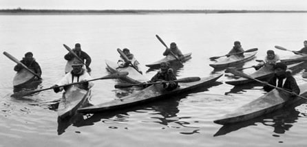 Inuits kayaking