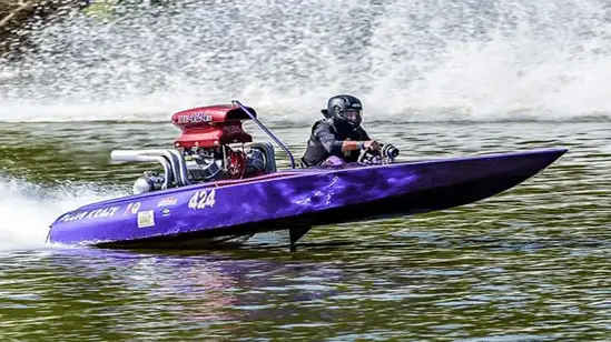 Flat bottom drag boat showing runner bottom